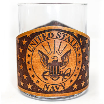 Envoltura de cuero para vaso de whisky - Bandera estadounidense grabada en azul marino