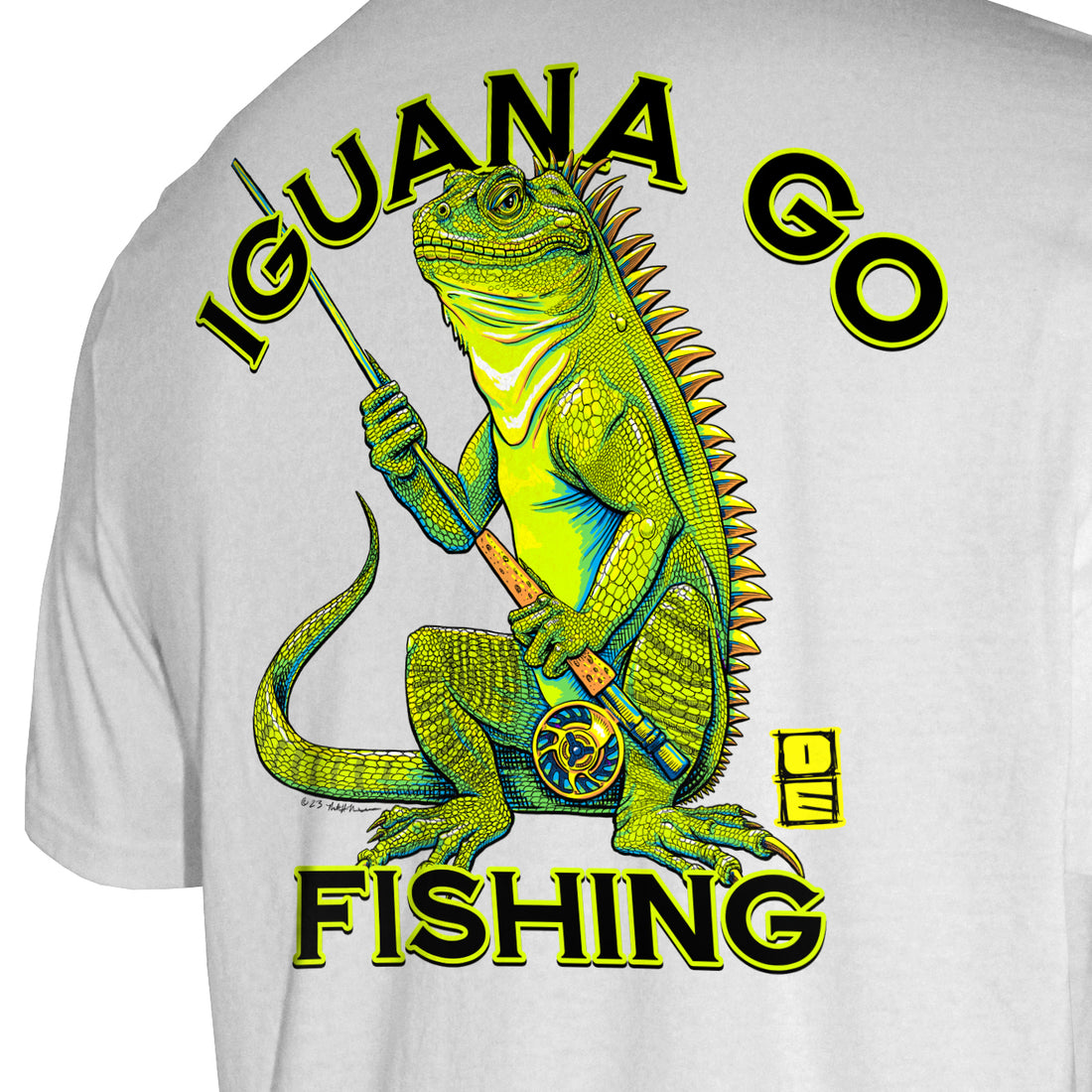 Actitud de esfuerzos al aire libre - Camiseta hecha en Estados Unidos - Iguana Go Fishing