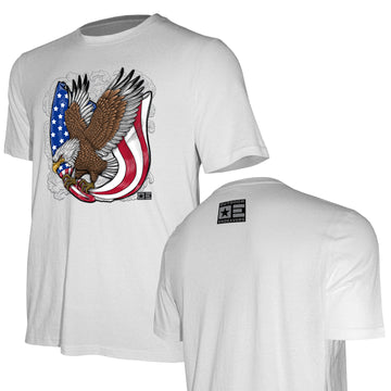 Outdoor Endeavors Patriotic - Camiseta hecha en Estados Unidos - Águila de tatuaje retro - Impresión frontal